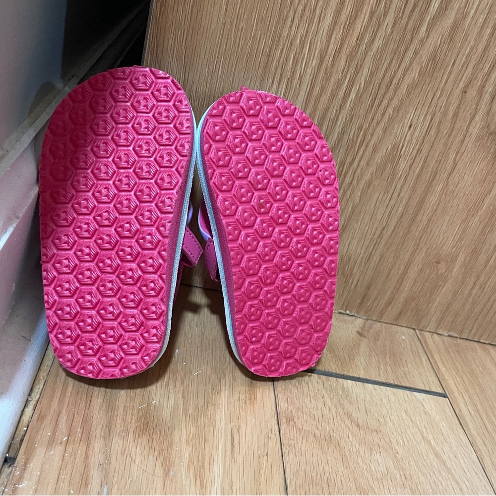 NWT toddler flip flops 5/6 - Picture 4 of 6